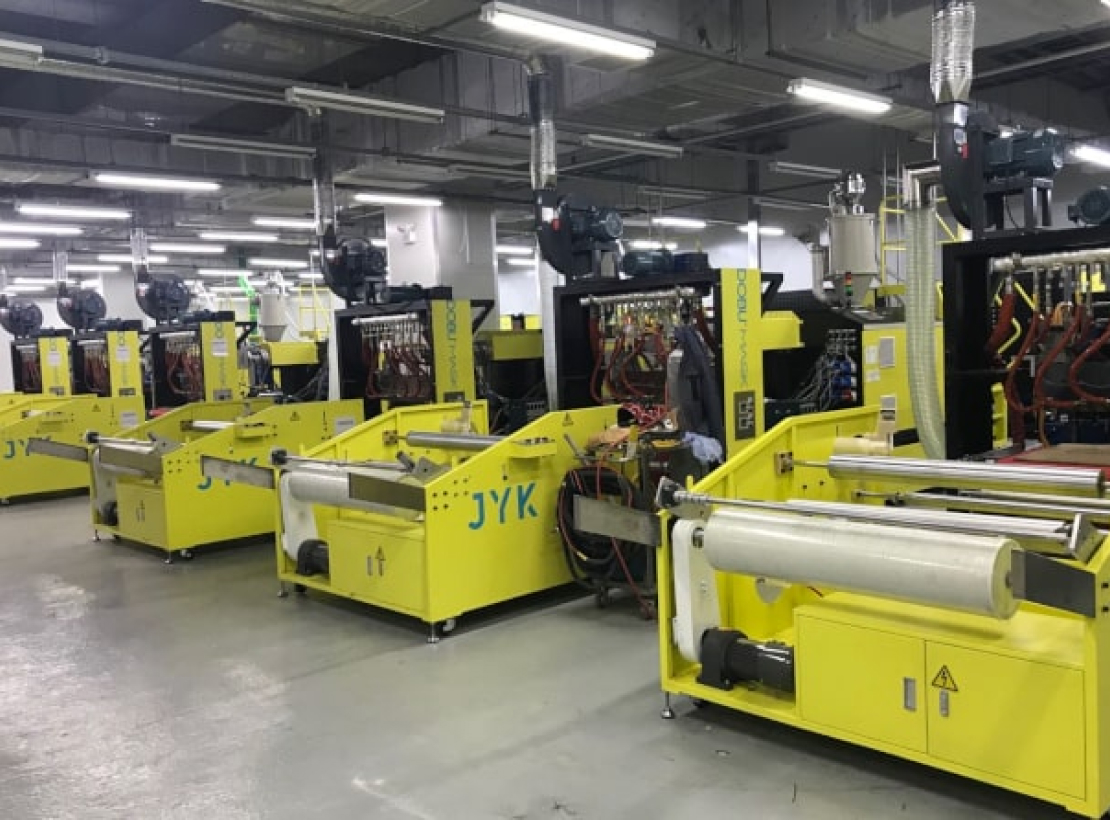 оборудование для текстильной промышленности. оборудование для текстильного производства. увлажняющие машины для текстильной промышленности. китайские производители оборудования. ткацкий станок на производстве.